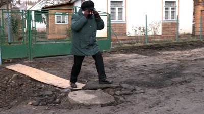Через багнюку або поміж машинами. Рівняни обурені, що на їхній вулиці розібрали тротуар Через багнюку або поміж машинами. Рівняни обурені, що на їхній вулиці розібрали тротуар