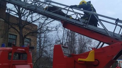 В Олександрії рятувальники дістали чоловіка з-під металевої конструкції В Олександрії рятувальники дістали чоловіка з-під металевої конструкції