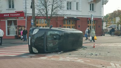 У Чернігові на Красній площі через ДТП автівка перекинулась на бік У Чернігові на Красній площі через ДТП автівка перекинулась на бік
