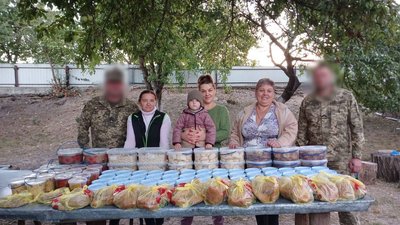Тріо нескорених: черкащанки готують їжу для військових на передовій Тріо нескорених: черкащанки готують їжу для військових на передовій