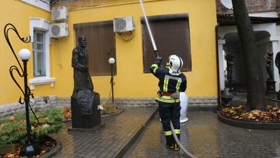 Пожежа у центрі Харкова: евакуювали шістьох мешканців та собаку Пожежа у центрі Харкова: евакуювали шістьох мешканців та собаку