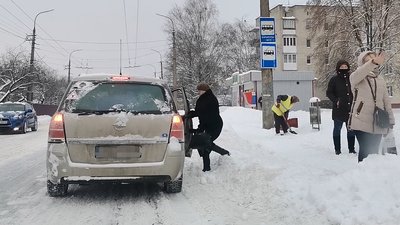 "Добротренд": лучанин у негоду безплатно підвозить людей "Добротренд": лучанин у негоду безплатно підвозить людей