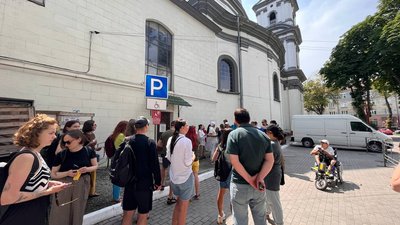 Тернополяни прийшли до захристія Архикатедрального собору: чи вдалося поспілкуватися зі священниками