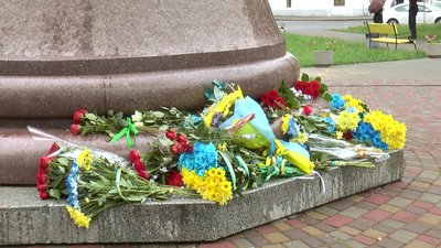 До підніжжя пам'ятника Іванові Мазепі у Полтаві поклали квіти 28 червня 2023 До підніжжя пам'ятника Іванові Мазепі у Полтаві поклали квіти 28 червня 2023
