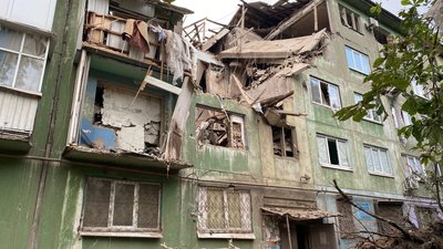 Війська РФ обстріляли Костянтинівку — зруйновані міжповерхові перекриття в одному з під'їздів п'ятиповерхівки