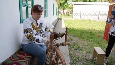 У Вінниці провели благодійну фотосесію у вишиванках У Вінниці провели благодійну фотосесію у вишиванках