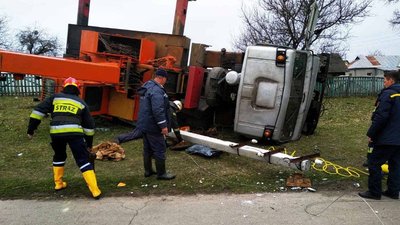 У Седневі водія крана придавило електроопорою: чоловік загинув