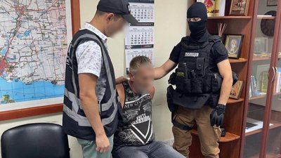 На Дніпропетровщині затримали підозрюваних у розповсюдженні наркотиків та підкупі правоохоронця