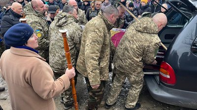 У громаді на Тернопільщині попрощалися із загиблим бійцем У громаді на Тернопільщині попрощалися із загиблим бійцем