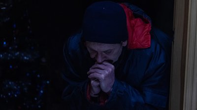 Володимир у своїй квартирі на Троєщині без світла і опалення. Київ, 27 січня 2026 року