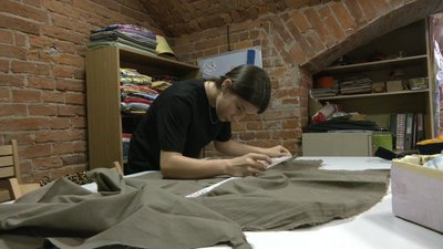 Учасниця проєкту працює над пошиттям екосумки Учасниця проєкту працює над пошиттям екосумки