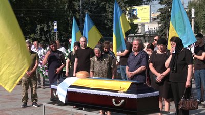 У Рівному попрощалися з військовослужбовцем Ігорем Метким У Рівному попрощалися з військовослужбовцем Ігорем Метким
