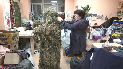 "В’яжемо і в’яжемо": у черкаському комітеті волонтерять містяни й переселенці