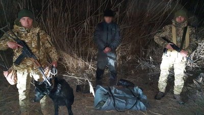 У хащах помітив пес: на Одещині затримали чоловіка, який хотів переплисти за кордон на гумовому човні