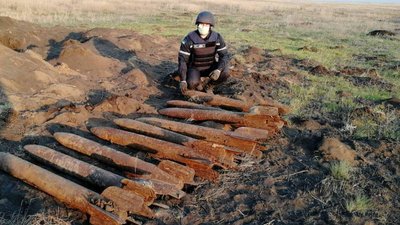 Жителі Кіровоградської області знайшли у полі 14 артилерійських снарядів Жителі Кіровоградської області знайшли у полі 14 артилерійських снарядів