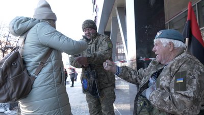 Дядя Гриша з Херсона збирає мільйони на ЗСУ в Черкасах