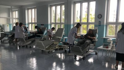 В обласному Центрі служби крові донори здають кров В обласному Центрі служби крові донори здають кров