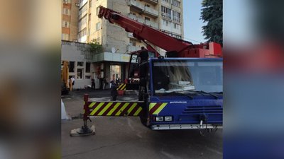 У Житомирі на майдані Соборному вантажівка провалилася під асфальт У Житомирі на майдані Соборному вантажівка провалилася під асфальт