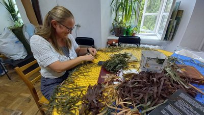 У центрі Луцька плели маскувальні сітки для військових У центрі Луцька плели маскувальні сітки для військових