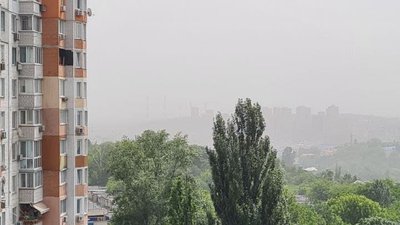 Наслідки пилової бурі з Астрахані у Києві Наслідки пилової бурі з Астрахані у Києві