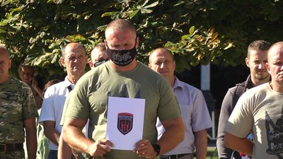 На майдані Незалежності у Хмельницькому зібрались військові, родини загиблих на Сході бійців. Фото: Суспільне Поділля На майдані Незалежності у Хмельницькому зібрались військові, родини загиблих на Сході бійців. Фото: Суспільне Поділля