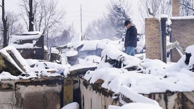 Лісові пожежі у Колорадо допоміг загасити снігопад, зруйновано близько тисячі будинків Лісові пожежі у Колорадо допоміг загасити снігопад, зруйновано близько тисячі будинків