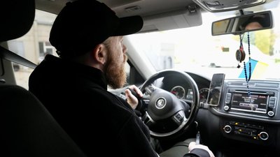 Валентин Олексієнко за кермом адаптивного авто