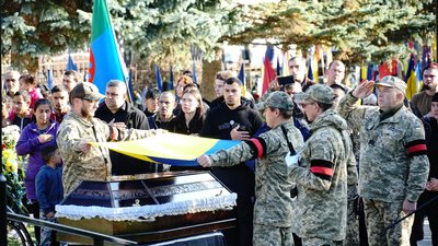 В Ужгороді попрощалися з полеглим захисником Юрієм Вароді В Ужгороді попрощалися з полеглим захисником Юрієм Вароді