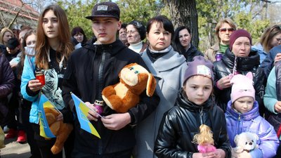 У Білгороді-Дністровському вшанували пам'ять загиблих під час війни дітей У Білгороді-Дністровському вшанували пам'ять загиблих під час війни дітей