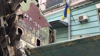 У центрі Києва встановили частину російського літака, який розстрілював Ірпінь