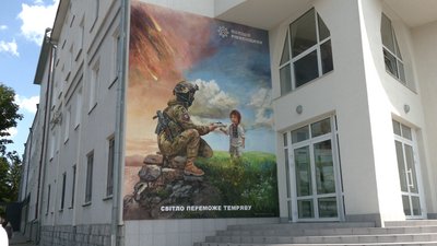 У Рівному на будівлі Нацполіції з'явився мурал у пам'ять про загиблих на війні колег У Рівному на будівлі Нацполіції з'явився мурал у пам'ять про загиблих на війні колег