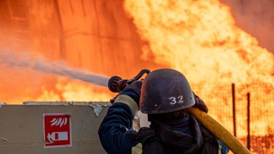 Рятувальники гасять пожежу у складській будівлі в Холодногірському районі Харкова