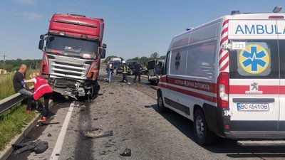 На трасі Київ-Чоп біля села Ожидів трапилась ДТП На трасі Київ-Чоп біля села Ожидів трапилась ДТП