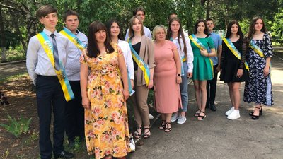 Випускний під час війни. На Миколаївщині учні відзначили закінчення дев'ятого класу Випускний під час війни. На Миколаївщині учні відзначили закінчення дев'ятого класу