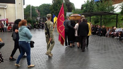 Побратими виносять домовину із тілом полеглого захисника України Юрія Годущана, 4 вересня 2023. Фото: Суспільне Хмельницький Побратими виносять домовину із тілом полеглого захисника України Юрія Годущана, 4 вересня 2023. Фото: Суспільне Хмельницький