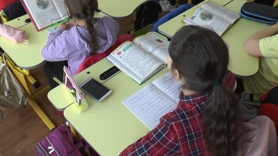"Для них сьогодні свято". У ліцеї Івано-Франківська повернулися учні початкової школи "Для них сьогодні свято". У ліцеї Івано-Франківська повернулися учні початкової школи