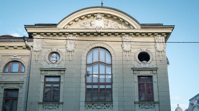 Замість Пушкіна. У Чернівцях проводять опитування, чий бюст має бути на фасаді театру