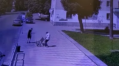У Житомирі чоловік зламав лавку в сквері Ольжича – поліція затримала підозрюваного