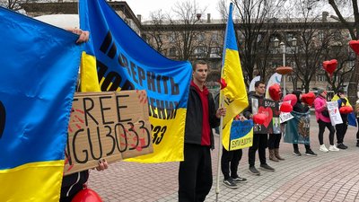 "Два серця в полоні": у Запоріжжі відбулася акція на підтримку українських полонених "Два серця в полоні": у Запоріжжі відбулася акція на підтримку українських полонених