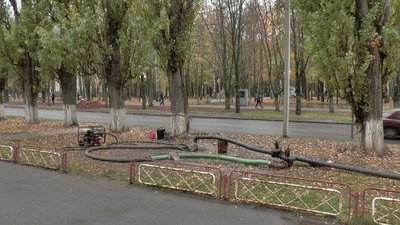 На місці події працівники підприємства "Полтававодоканал" проводять роботи На місці події працівники підприємства "Полтававодоканал" проводять роботи