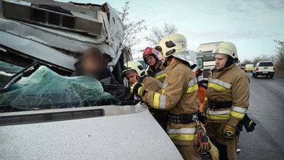 Понівечений мікроавтобус у ДТП на трасі М-14, рятувальники деблоковоють водія