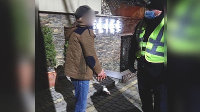 На Прикарпатті конфлікт між п'яними чоловіками закінчився ножовим пораненням