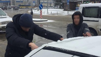 Стріляв у бік знайомого — у середмісті Чернівців між чоловіками виникла сутичка
