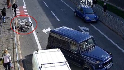 Водій Mercedes вдарив велосипедиста та залишив його на узбіччі без свідомості