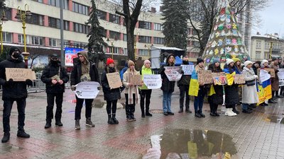 Мирна акція на підтримку військовополонених "Не мовчи! Полон вбиває!" в Івано-Франківську Мирна акція на підтримку військовополонених "Не мовчи! Полон вбиває!" в Івано-Франківську
