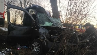 На Івано-Франківщині авто врізалося в дерево. Водій та пасажир загинули На Івано-Франківщині авто врізалося в дерево. Водій та пасажир загинули