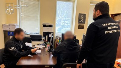 Намагався контрабандою вивезти за кордон деревину: на Закарпатті підозрюють підприємця