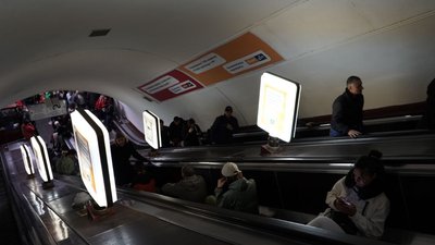 Співали пісень. Як люди у столичному метро чекали кінця тривоги Співали пісень. Як люди у столичному метро чекали кінця тривоги