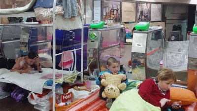На станції метро "Героїв Праці" в Харкові продовжують укриватися люди