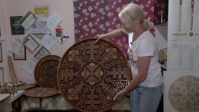 Виріб художнього дереворізьблення "Янголи сотні" Виріб художнього дереворізьблення "Янголи сотні"